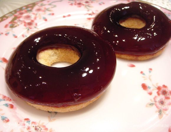 После того, как желе застыло, нужно его вынуть из формы. Оказалось не так просто, как я думала, но мне удалось его победить! Выложить колечки желе на бисквитные колечки. Можно оставить так, а можно украсить гразурью.