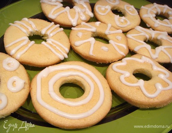 Глазурь приготовить в соответствии с рекомендациями производителя. С помощью кондитерского шприца украсить печенье. (На этом фото остатки печенья, для которого не удалось спасти желе) Приятного чаепития!