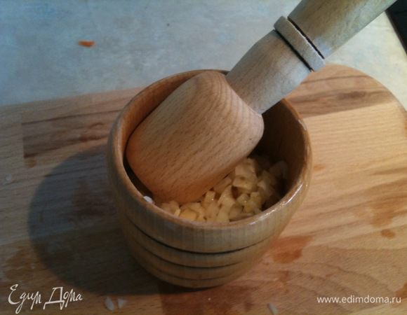 Сало и лук положить в ступку...
