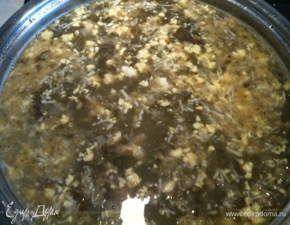 Яйца и чеснок добавить к борщу и продолжать варить на медленном огне еще минут 10...