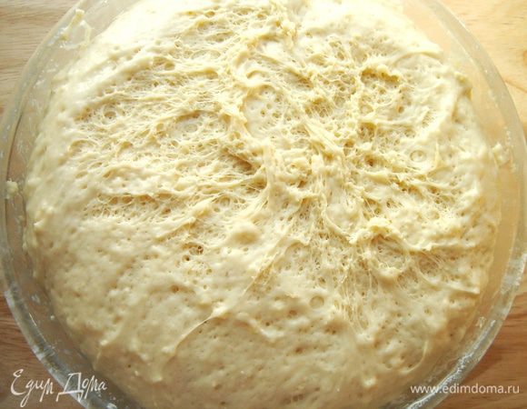 Для опары развести дрожжи, смешанные с 1 ст. л. сахара, 100 мл тёплого молока,смешанного с водой. Оставить на 10 минут. Яйцо взбить, соединить с растопленным маслом, ванильной эссенцией, солью, оставшимся молоком и сахаром. Муку просеять в глубокую миску, сделать в середине углубление и вылить в него жидкие продукты и опару. Муки может понадобиться немного больше. Замесить тесто, накрыть миску мокрым полотенцем или затянуть пищевой плёнкой. Убрать в тёплое место на 45-50 минут.