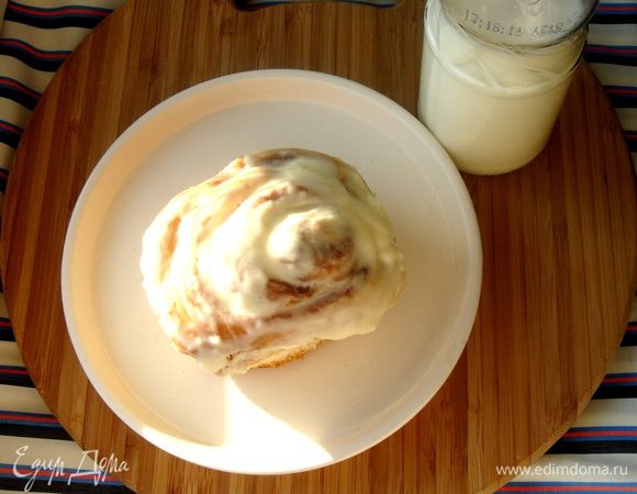 Для глазури смешать все ингредиенты миксером до консистенции сметаны (не переусердствуйте). Готовые булочки достать из духовки и сразу же обильно залить глазурью. Приятного аппетита!