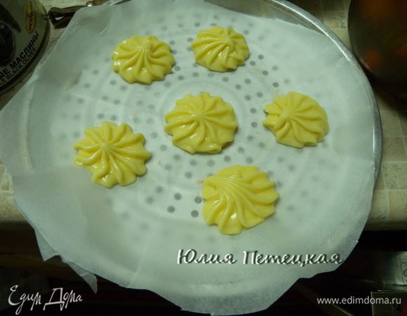 Пока духовка была занята бисквитом, я сделала эклеры в аэрогриле.