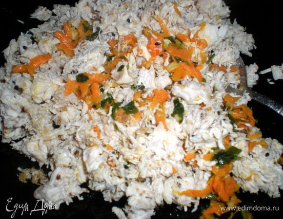 Вернёмся к пирогу.Соединяем Курицу, морковь и картофель.Перемешать и посолить.