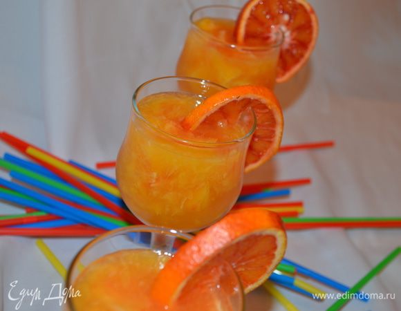 Приготовление: Желатин замочить в воде комнатной температуры. Из 4 апельсинов отжать сок и положить в него фруктозу. Из апельсина, мандарина, гранатомеля вырезать филе, то есть мякоть между пленками. Оставшийся гранатомель  нарезать кружочками для украшения. Желатин после набухания, распускаем в микроволновке и вливаем в сок. Раскладываем фрукты по бокалам и заливаем соком. Украшаем и убираем в холодильник до застывания. МИР ВАМ!