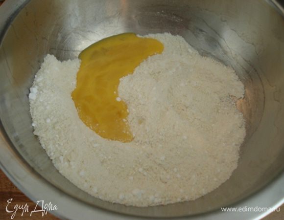 добавить 2 яйца и взбивать массу венчиком.Затем добавить молотые фисташки,перемешать венчиком