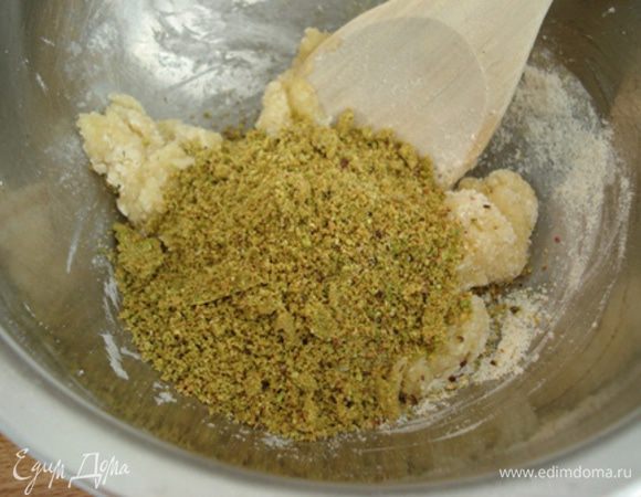 Добавить оставшееся яйцо и продолжать взбивать венчиком 5 мин (масса должна увеличиться в 2 раза).

Ввести масло