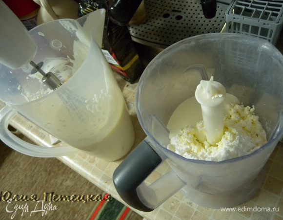 Готовим крем для эклеров. Творог взбить с сахаром (если нужно, добавить сметаны). Я беру зернистый творог, поэтому предварительно приходится или протереть через сито, или измельчать блендером.
