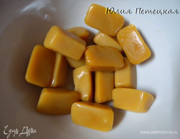 Растопить ириски. Добавить к ним сливочное масло.