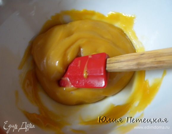 Перемешать. В сладкую массу по ложке добавить творожный крем, быстро перемешивая. Не наоборот. Если вы ириски добавите в творожный крем, они сразу же затвердеют. Наполните эклеры, которые будут внутри торта.<br />
Приготовить крем-суфле. Взбить сметану с сахаром. Развести желатин в небольшом количестве воды. Потом смешать (по всем правилам) йогурт и желатин. Оставить на некоторое время. Когда вы увидите, что начинает густеть, добавьте взбитый сметанный крем.<br />
Этот крем-суфле должен быть слегка сладким, так как у нас сладкий крем в эклерах и масляный крем на торте тоже сладкий. Плюс сама мастика очень сладкая.