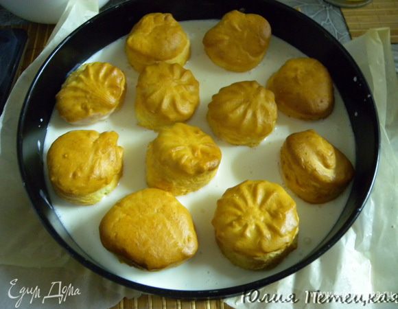 Выложить эклеры с творожным кремом.