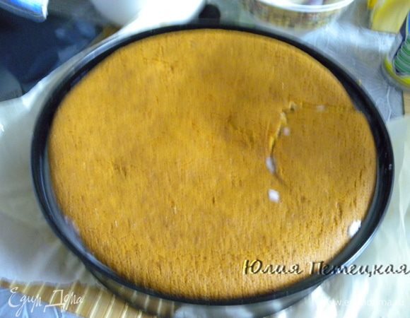 Накройте вторым коржом и прижмите тарелкой.  У меня дно от меньшей формы по диаметру, чем та, в которой мы выпекали бисквит.