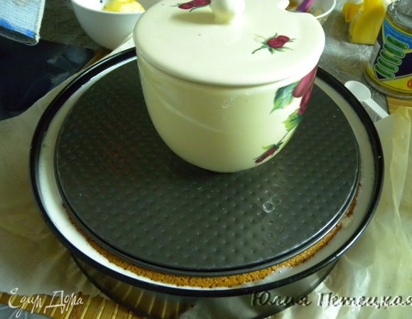 Сверху — адекватный груз. И в холодильник до полного застывания. На 4–5 часа.