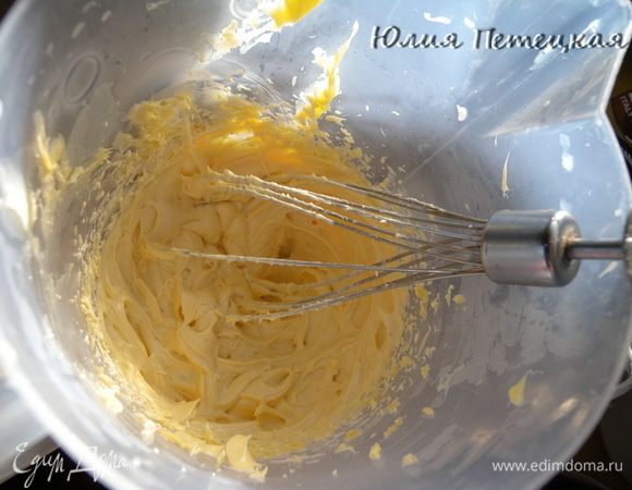 Крем масляный (под мастику). Смешать сгущенку и масло комнатной температуры.