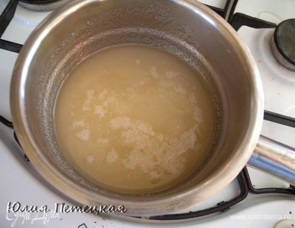 Сгущенку варила сама, так как в местном магазине была только одна банка в продаже. <br />
Рецепт: 1,5 кг сахара и 1 л молока. Сахар положить в кастрюлю. Туда налить немного воды. Проварить сироп 5 минут.