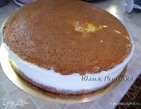 Снять кольцо и вытащить дно формы. Можно торт перевернуть (низ всегда ровнее). Я не переворачивала. Украсить на свое усмотрение.