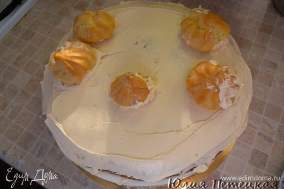 Покрыть кремом торт. Наполнить эклеры тем же масляным кремом (внутри торта эклеры с творожным кремом).