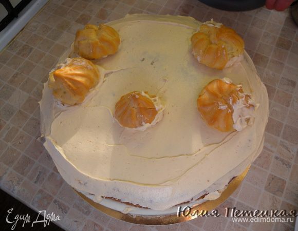 Покрыть кремом торт. Наполнить эклеры тем же масляным кремом (внутри торта эклеры с творожным кремом).