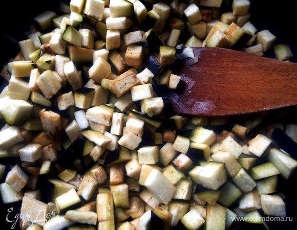 В той же сковороде обжарить нарезанные небольшими кубиками баклажаны (не очищая), до мягкости (но в кашу превратиться не должны). Много масла добавлять не стоит (ложки вполне хватит), я предпочитаю плеснуть немного горячей воды, накрыть крышкой - так баклажаны будут готовы минут за 5, и без излишков жира. 