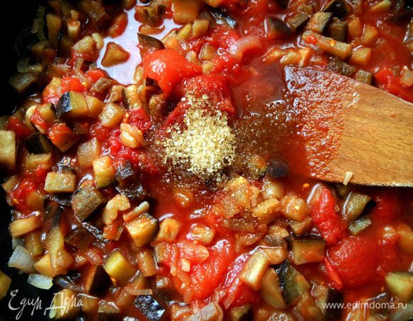 Добавить томаты, уксус и сахар, размешать. 
