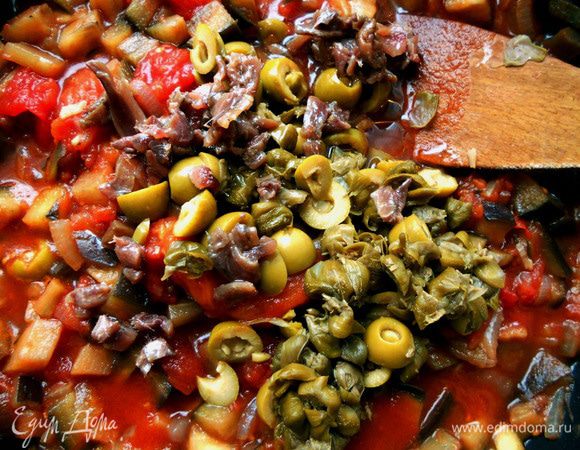 Присоединить измельченные оливки, каперсы и анчоусы, оставить еще буквально на 3-4 минуты. Огонь выключить. 