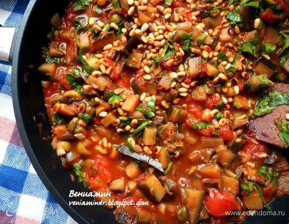 Присыпать петрушкой и обжаренными кедровыми орешками. Капоната готова, вкусна особенно в холодном виде. Можно в принципе остановиться и на этом этапе, а можно приготовить пасту:)