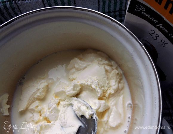 Куриное филе отварить до готовности, охладить, разобрать на кусочки. Для соуса соединить сливки и сыр, хорошо нагреть (не кипятить), пока сыр не растворится. Поперчить по вкусу. Соль - дело вкуса, главное не забывать, что в капонате и сыре она тоже есть . 