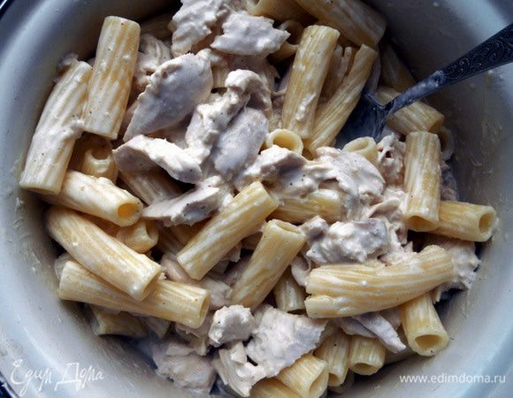 Пасту отварить, немного не доводя до состояния al-dente, воду слить, соединить с соусом. 