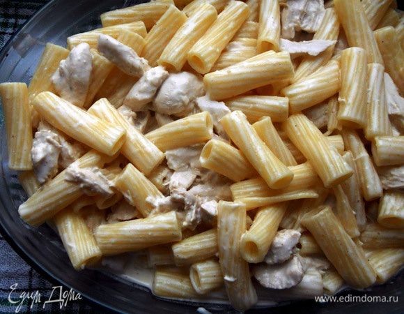 В жаропрочную форму выложить пасту. 