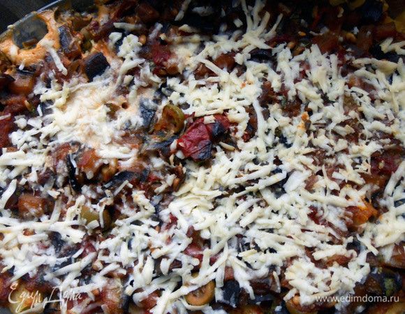 За несколько минут до готовности присыпать сыром и вернуть в духовку. Перед подачей рекомендую остудить хотя бы минут 20 - паста схватится с соусом и будет лучше держать форму, да и вкус раскроется ярче. А на следующий день она вообще шикарна:) 