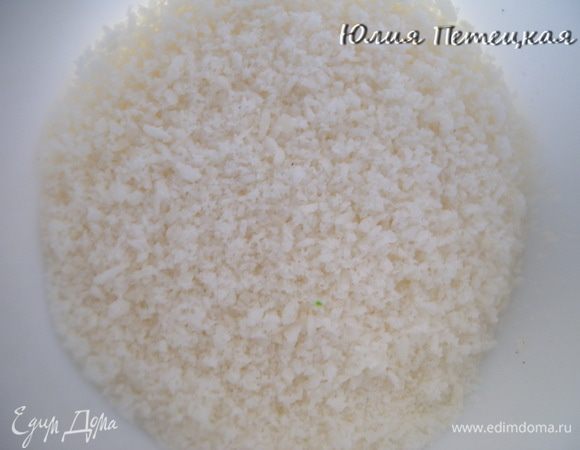 Для снега я взяла кокосовую стружку и перемолола ее в кофемолке.