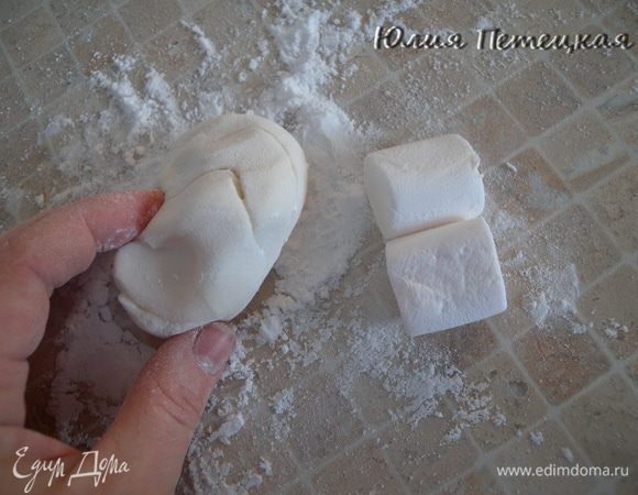 Делаем известным способом елочки. Я их делала из желатиновой мастики, так быстрее. На такой кусочек мастики я добавила еще 2 кусочка маршмеллоу (для пластичности). Порошковый краситель можно добавить сразу в воду перед разведением желатина или, когда идет замес с сахарной пудрой и маршмеллоу, только тогда краситель нужно развести каплей воды.