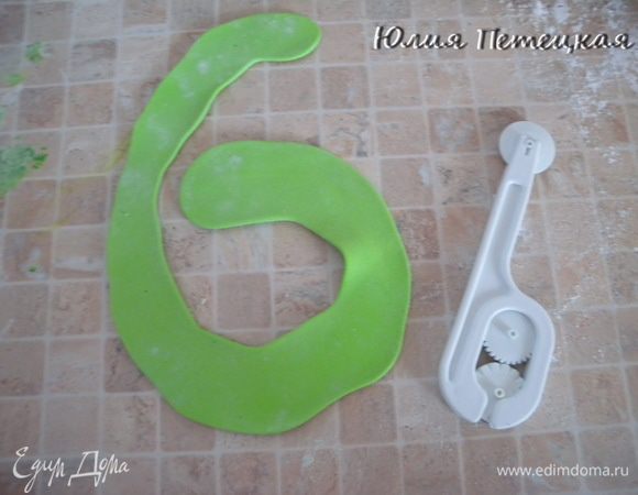 Дорога. Сделать жгутик. Сложить шестеркой. Раскатать.