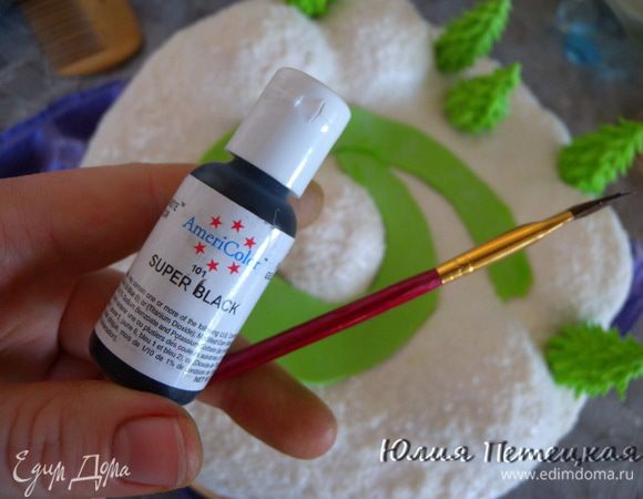 Обрезать ровно. Уложить на торт.