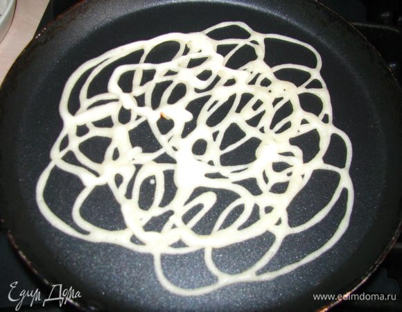 С помощью лейки переливаем тесто в бутылку. Берем антипригарную сковородку для блинов и начинаем творить. Переворачиваем бутылку и русуем рисунки. 