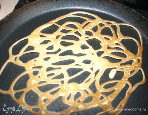 Лопаткой аккуратно переворачиваем блинчик, держим 20-30 секунд и снимаем.