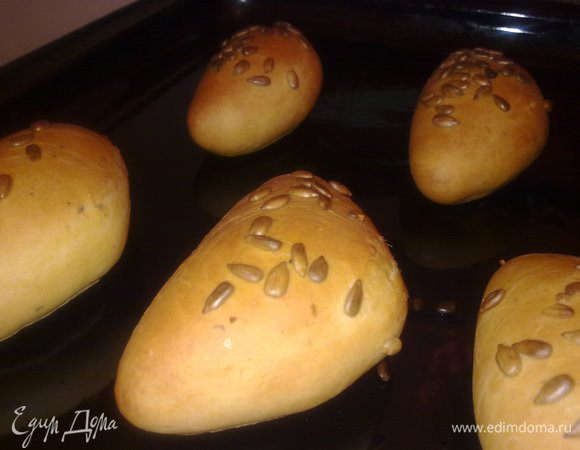 Пирожки: сваренные вкрутую яйца порезать мелко, перемешать с порезанным или натёртым на тёрке сырком, добавить соль и рубленый зелёный лук; сформовать пирожки, выпечь. Вот и всё.