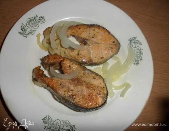 Разогреваем сковороду с маслом и жарим рыбу, добавив репчатый лук. Приятного аппетита!!!