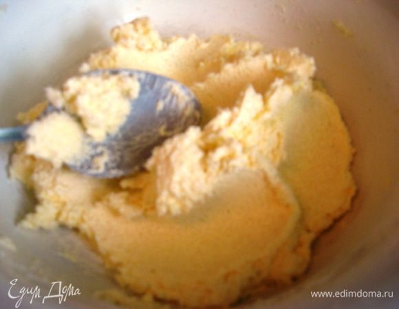 В ряженку всыпаем соду, и даем минут 5 пока сода начнет действовать.  Ряженка станет вся в маленьких пузырьках. 
Маргарин или масло тщательно растираем с сахаром. 