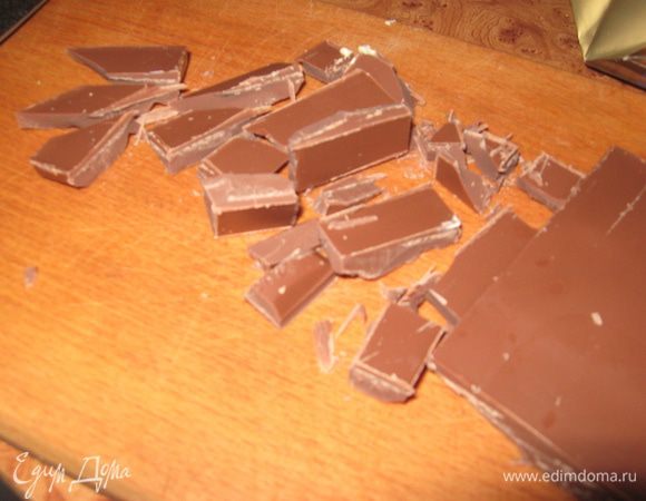 Шоколад режем полосочками. 