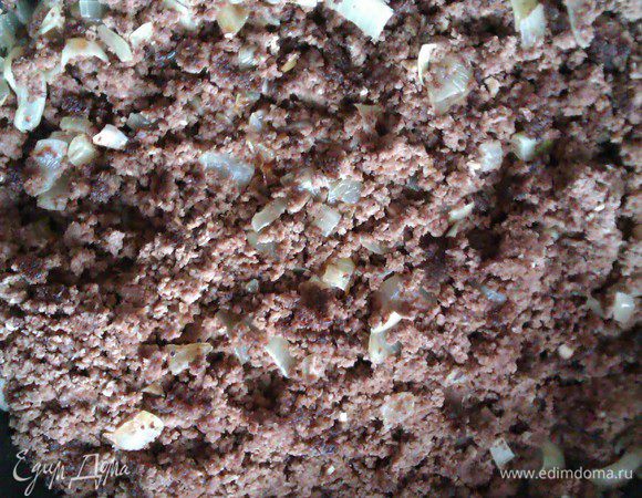 Лук нарезать по вкусу. Я люблю крупно.
Обжарить слегка на раст масле, добавить сердечки. Подержать на слабом огне, помешивая, минут 7-10.
С этим пока всё.
