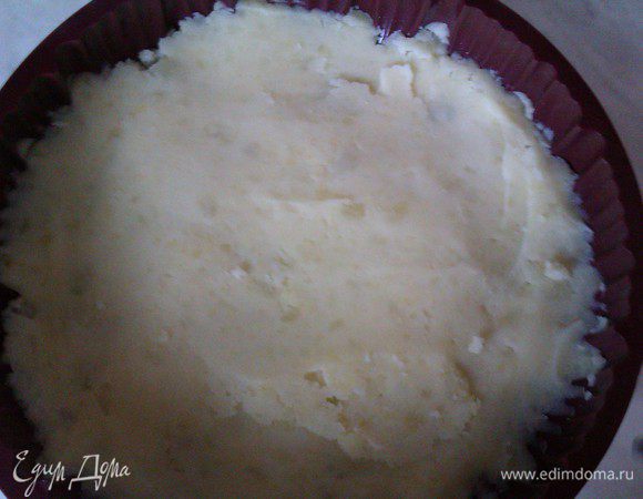 Форму , желательно разъемную, смазать растительным маслом. Выложить картошку. Это первый слой. Распределить по форме. Прижать.