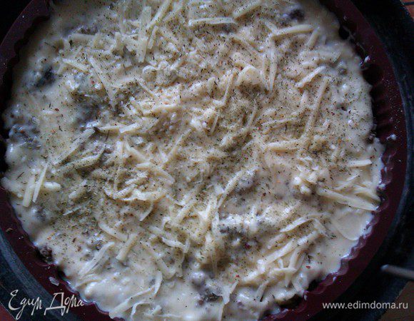 Присыпать сыром, обильнее, чем на моркоаь.

Залить соусом, слегка присыпать оставшимся сыром, посыпать травами-приправами и отправить в духовку мин на 35-45. До нужной вам корочки.