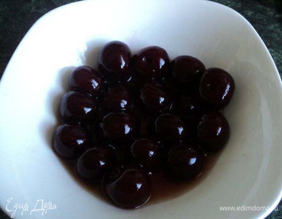 Вишню разморозить, вынуть косточки, залить коньяком.