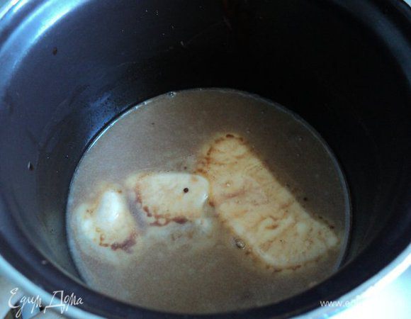 Для шоколадного бисквита: в горячую воду положить сахар, масло, какао, соду и довести до кипения и проварить на небольшом огне 5 мин. Масса будет пениться, поэтому необходимо постоянно помешивать. Затем смесь снять с огня и охладить до 40 градусов.
Добавить слегка взбитые яйца, муку, смешанную с разрыхлителем теста, и  взбивать 3 мин до побеления и гладкости.
