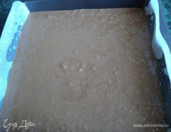 Дно формы для выпечки  застелить бумагой для выпечки, смазать маслом, вылить тесто. Выпекать при температуре 170 градусов  40-45мин.                                                         