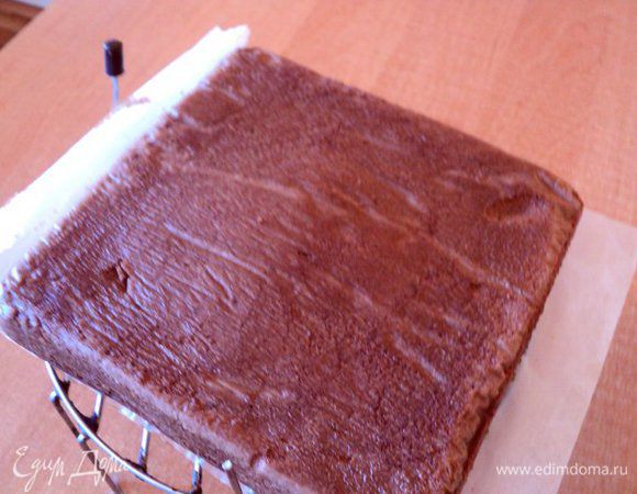 Охладить бисквит.
