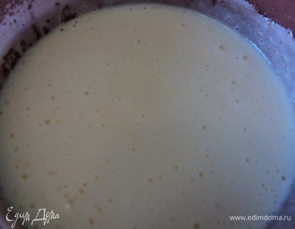 Белый бисквит: 2 яйца взбить с 100гр сахара на водяной бане ( посуда с яйцами не должна касаться воды) до увеличения в объеме в 3-4 раза.