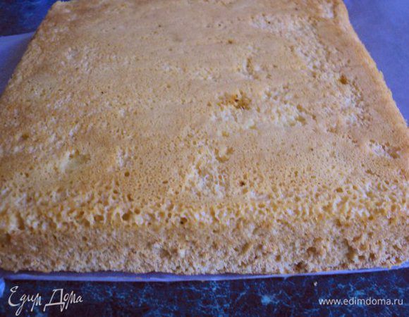 Снять яичную смесь с водяной бани и осторожно добавить смесь муки с разрыхлителем ( 80гр муки и 1 ч.ложка разрыхлителя). Перемешать до однородной массы.Дно формы для выпечки  застелить бумагой для выпечки, смазать маслом, вылить тесто. Выпекать при температуре 170 градусов 15-20мин. Охладить, перевернув бисквит на решетку.