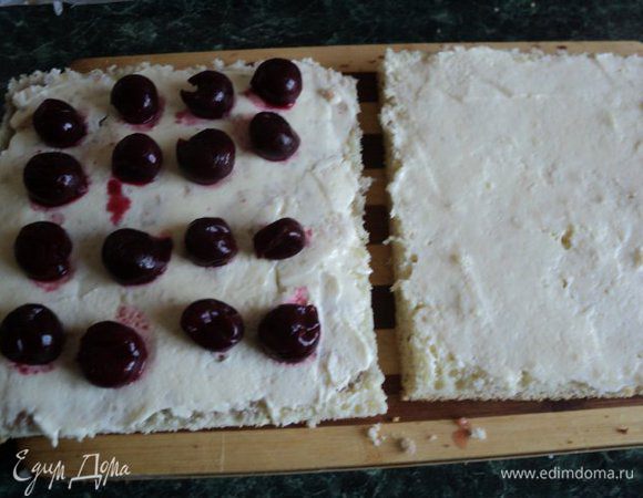 Белый бисквит разрезать на два пласта и пропитать коньяком, в котором настаивались вишни. Оба пласта смазать кремом, на один пласт выложить вишню, накрыть вторым пластом, стороной смазанной кремом.                                                                                           